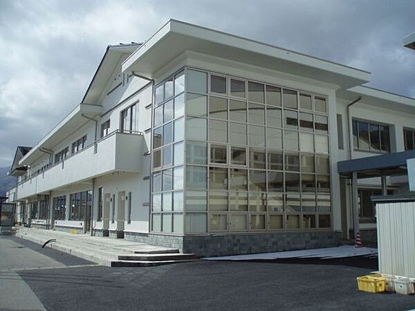 【周辺環境・中学校】更埴西中学校まで1700m(徒歩23分)中学校までは徒歩通学の学生さんも多いはず。学業・部活・遊び盛りのお子さんに朝夕の時間は大事ですね。