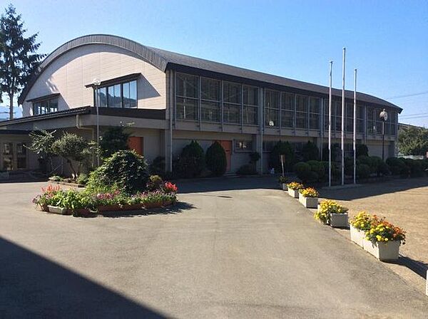千曲市立戸倉 【周辺情報・小学校】小学校まで800m(徒歩11分)。小さなお子様がいらっしゃる親御様には重要な小学校までの距離。暑い日も寒い日も元気に歩いて通える距離で6年間の通学も安心です