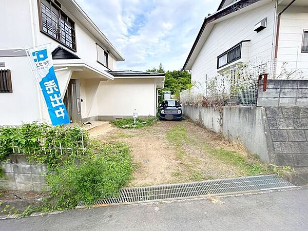 【リフォーム前　駐車場】駐車場間口は拡張し、並列駐車2台可能に。
