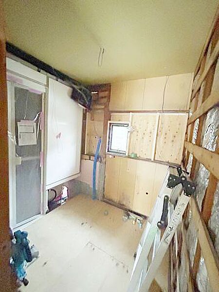洗面・脱衣所のお写真です。床はクッションフロア仕様になり、洗面化粧台を新設いたします！