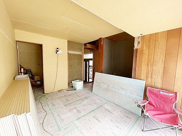 1階6.75帖洋室のお写真です。現在リフォーム中です。収納付きのお部屋になります。クロス張替＆フローリング張り、建具新品交換を行います！