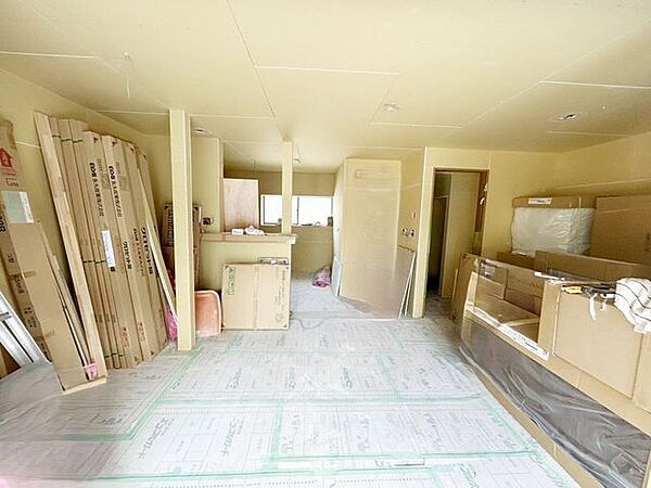 1階リビングのお写真です。現在リフォーム中です。クロス張替＆フローリング張り、建具新品交換を行います！
