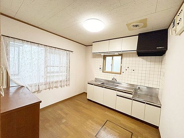 価格には消費税を含みます。自社物件につき随時ご案内可能。内覧希望の方はお電話ください。
