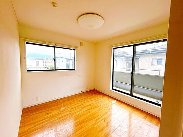 2階南東側の洋室です。※フロアタイル上張り＆クロス張替を行います