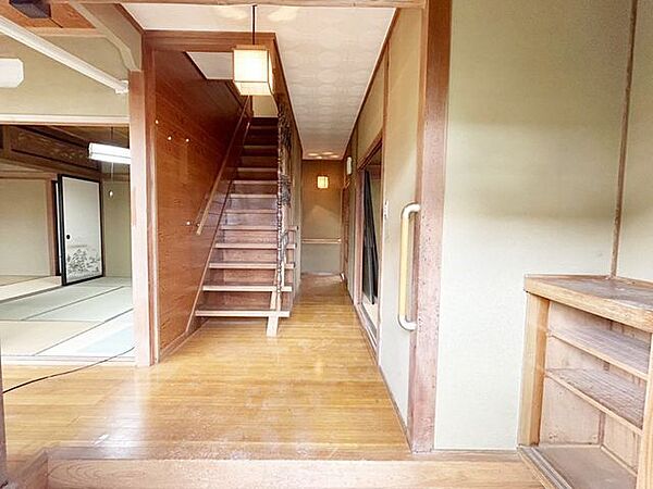 玄関のお写真です。内装リフォーム行います。