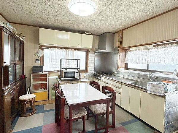 キッチンのお写真です。※中のお荷物は撤去いたします南側の和室とつなげて16帖のLDKに生まれ変わります。