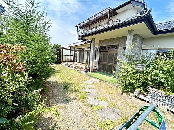 建物の前面スペースはお庭としても、駐車場としてもお使いいただけます。