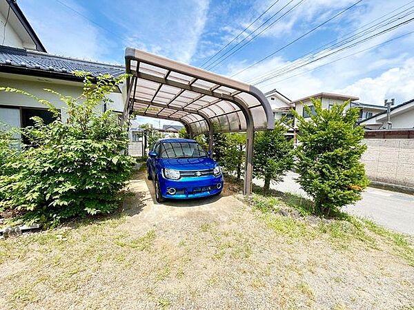 駐車場はカーポート付き。
