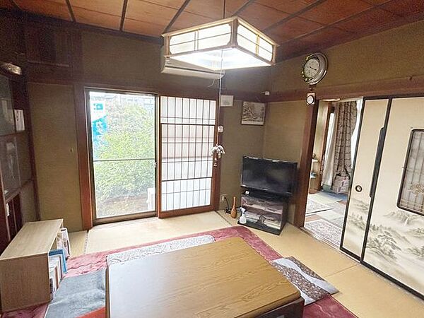 和室のお写真です。※中のお荷物は撤去いたします北側のキッチンとつなげて16帖のLDKに生まれ変わります。