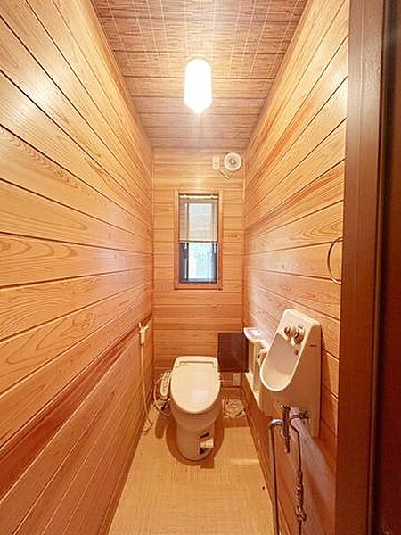 【2階トイレ】トイレは汲み取り式になります