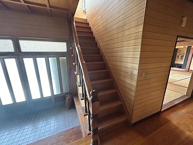 【リフォーム中・階段】階段は踏板にクッションフロアを張る予定です。手すりの細工がおしゃれな階段です。
