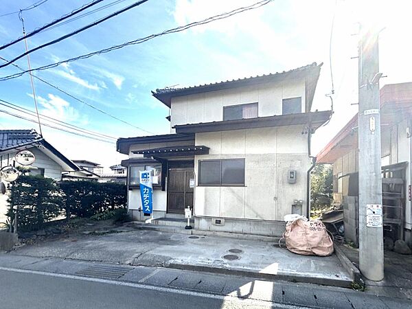 【リフォーム済・現地外観】建物北側です。車庫を撤去し、横付け一台分の駐車スペースがあります。