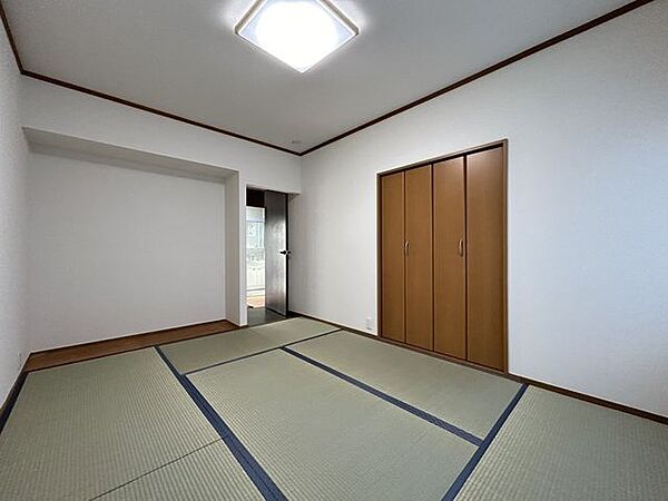 【リフォーム完了】1階の和室です。6畳ほどの広さがあります。畳の表替えや天井壁のクロス張替えを行いました。