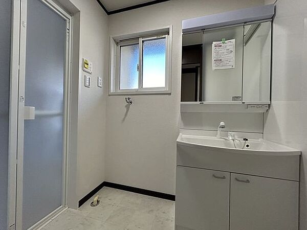 【リフォーム完了】洗面所の写真です。洗面化粧台は新品交換致しました。