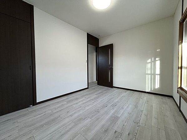 長野市立犀陵 【リフォーム完了】2階洋室の別角度です。屋根裏収納もございます。 1900m