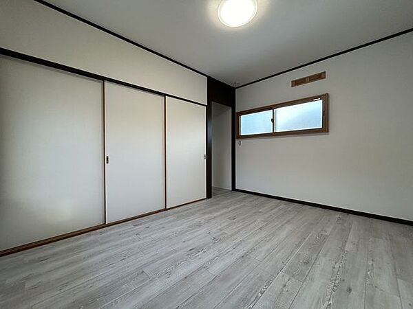 デリシア大豆島店 【リフォーム完了】2階東側洋室の別角度です。広い収納もございますので、お布団やお洋服はもちろん、大きな家具も収納できそうです。 650m