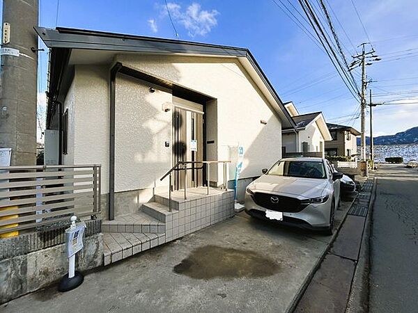 【リフォーム完了】駐車スペースの別角度です。コンパクトカーであれば横づけ2台ほどのスペースがございます。