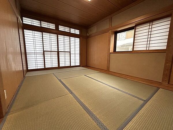 【リフォーム完了・1階和室】和室の畳は表替えを行いました。壁はクロス（壁紙）を貼り、照明も新品に交換いたしました。