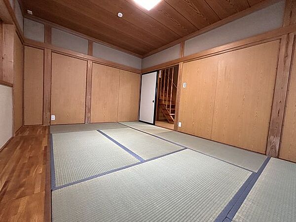 【リフォーム完了・1階和室】和室の畳は表替えを行いました。壁はクロス（壁紙）を貼り、照明も新品に交換いたしました。