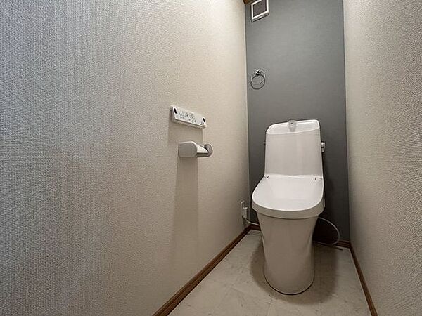 【リフォーム完了・トイレ】トイレはリクシル社製のものに新品交換いたしました。こちら温水洗浄便座機能付きです。直接お肌に触れる部分は新品が嬉しいですね。