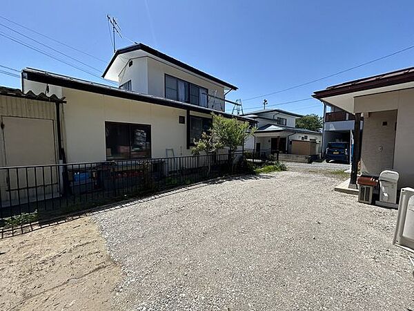 駐車スペースです。コンパクトカーでは敷地内で展開し、並列駐車も可能となります。