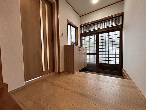 【リフォーム完了・玄関】玄関の内観写真です。シューズボックスを新品交換し、天井・壁のクロス（壁紙）を貼り替えました。