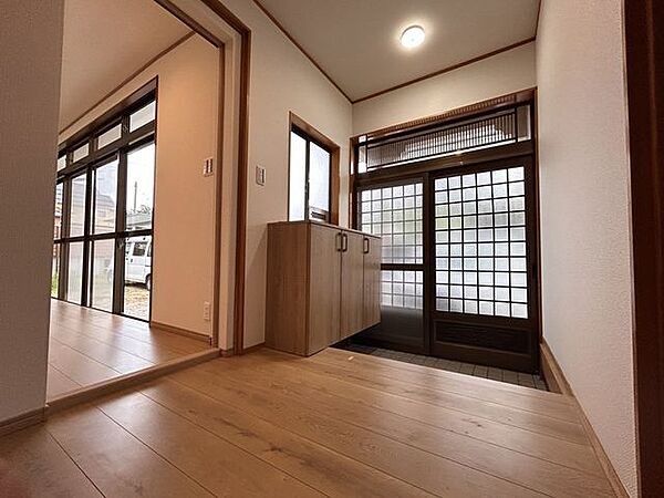 【リフォーム完了・玄関】玄関の内観写真です。シューズボックスを新品交換し、天井・壁のクロス（壁紙）を貼り替えました。