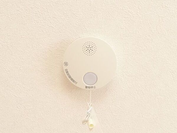 【同仕様写真】パナソニック製の火災報知器です。すべての居室と階段室に煙式の、キッチンには熱式のものを設置しました。