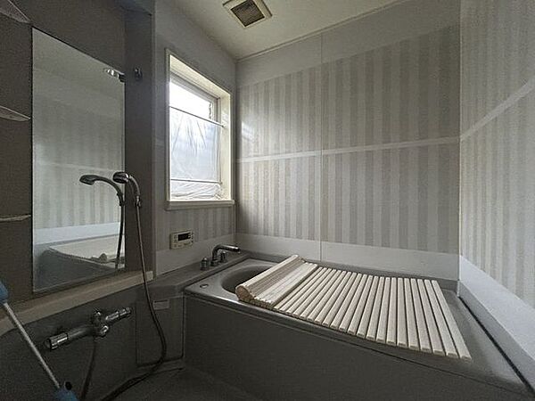 【浴室】ゆったりとくつろげる浴室。一日の疲れを癒す空間で、家族みんなが使いやすいサイズ感です。