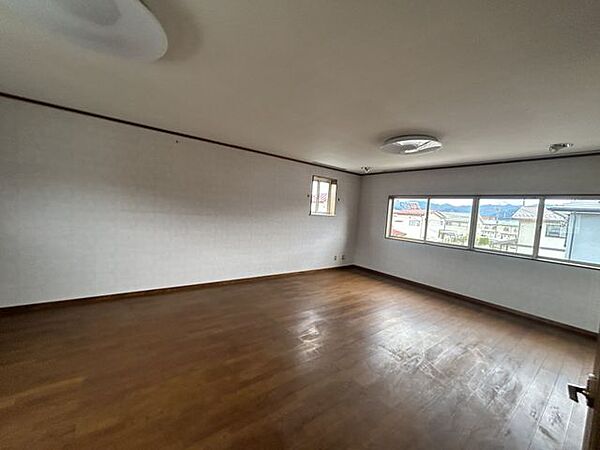 【2F東側洋室】約20帖の広々洋室。主寝室としてはもちろん、書斎や趣味スペースを設けても余裕のある贅沢な一室です。