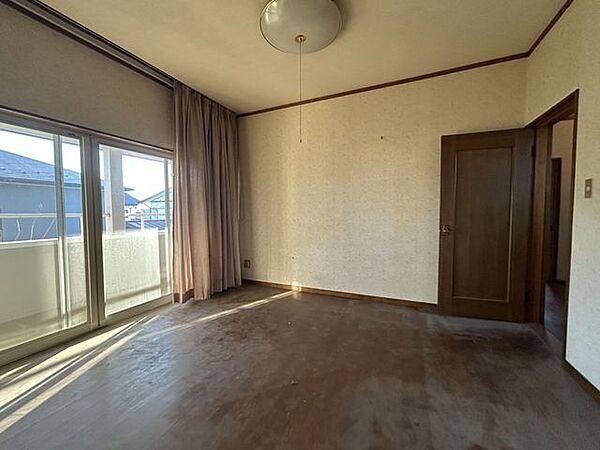 【2F中央洋室】南向きバルコニーに面した明るい洋室。収納も充実しており、寝室や子ども部屋におすすめです。