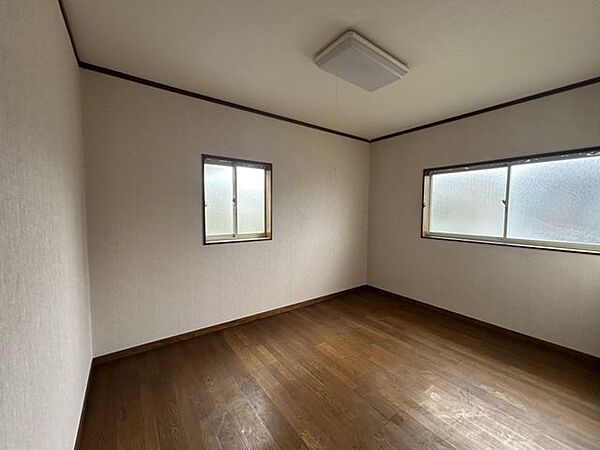 【2F北西側洋室】コンパクトながらも使い勝手の良い洋室。テレワーク用の書斎や趣味部屋としても活躍します。