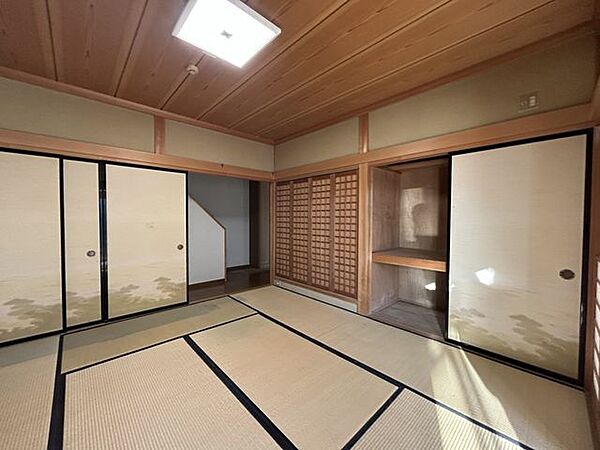 【1F南中央和室】落ち着きのある和の空間。来客用やお子様の遊び場としても使いやすい一室です。