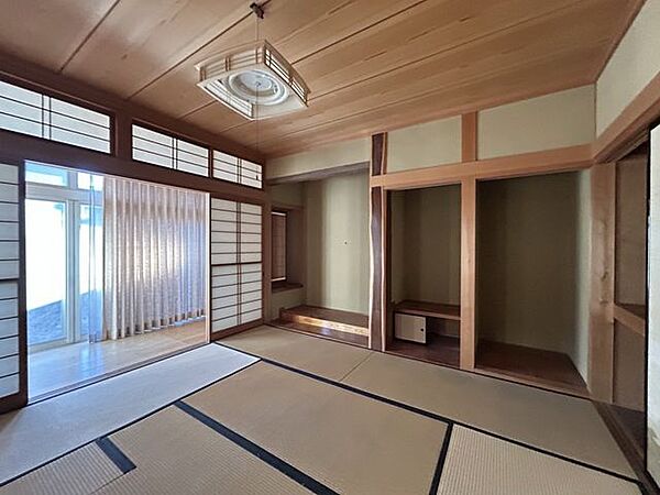【1F南西和室】隣の和室とつなげて16帖の大空間としても利用可能。法事や来客時にも重宝する柔軟な間取りです。