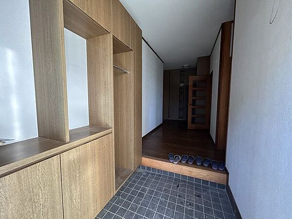 【玄関内部】ゆとりのある玄関ホールで、出入りがスムーズ。収納スペースも確保されており、靴や生活用品をすっきり整理できます。