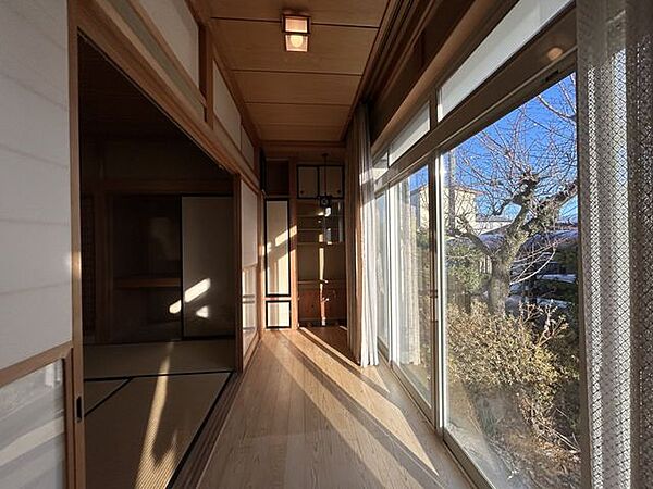 【1F広縁】和室に面した広縁は、外の光と景色をゆったり楽しめる空間。読書やお茶の時間など、日常にほっと一息つける余白を与えてくれます。