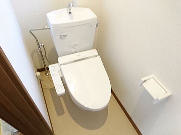 【同仕様写真】トイレはLIXIL製の温水洗浄機能付きに新品交換します。キズや汚れが付きにくい加工が施してあるのでお手入れが簡単です。直接肌に触れるトイレは新品が嬉しいですよね。
