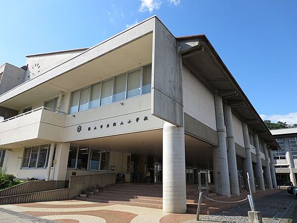 セブンイレブン飯山木島店 飯山市立木島小学校まで1.0ｋｍ 1300m