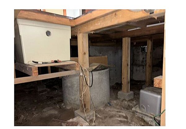 【床下写真】住宅に瑕疵(雨漏り、構造部分の欠陥や腐食など)があった場合は、弊社が引き渡しから2年間保証します。その前提で床下まで確認の上でリフォームしシロアリの被害調査と防除工事も行います。
