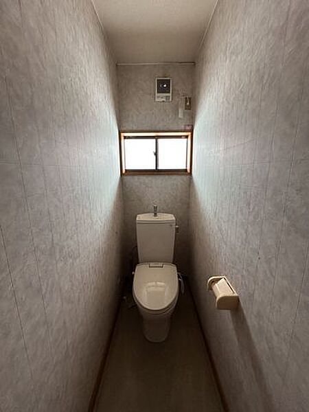 【リフォーム中・2Fトイレ】トイレはLIXIL製の温水洗浄機能付きに新品交換します。キズや汚れが付きにくい加工が施してあるのでお手入れが簡単です。直接肌に触れるトイレは新品が嬉しいですよね。