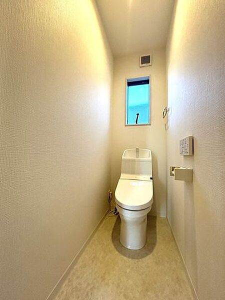 【トイレ】1階と2階にトイレがございます。クリーニングを行っております。
