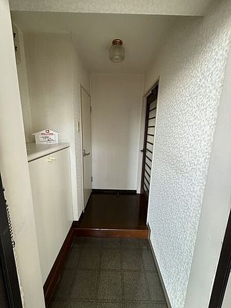 【玄関内部】玄関の内部写真です。シューズボックスが設置されております。