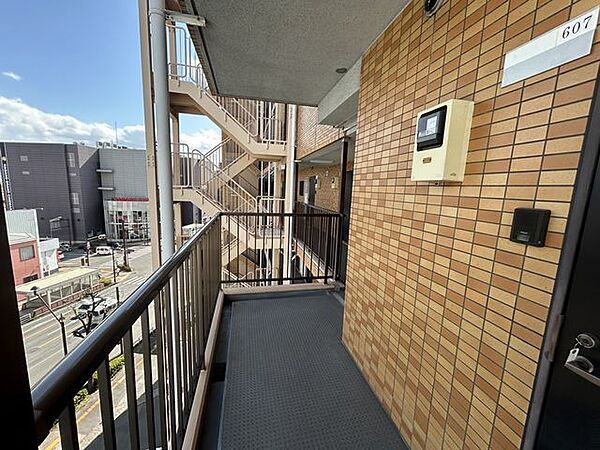 【外部廊下】共用部分の外部廊下別角度写真です。