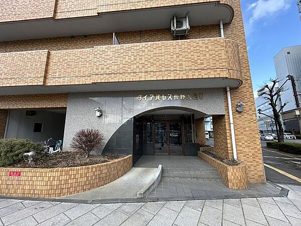 【エントランス】玄関外観写真です。オートロックが付いております。
