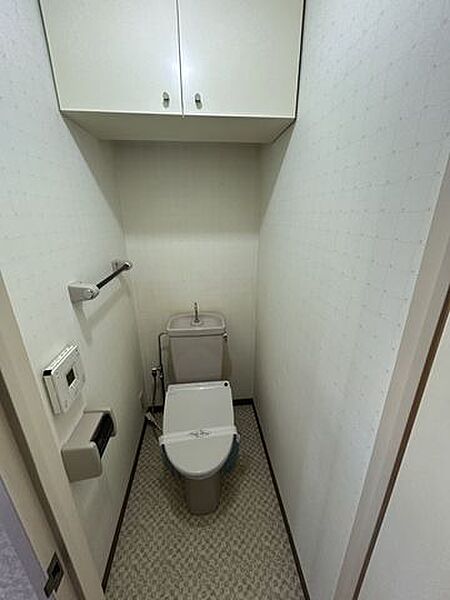 【トイレ】トイレの写真です。クリーニング済みですが、設備の交換も可能でございます。