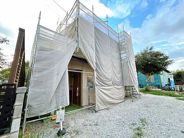 【リフォーム中・現地外観写真】外壁はベージュに塗装する予定です。中のリフォームと一緒に外観の印象も変わります。
