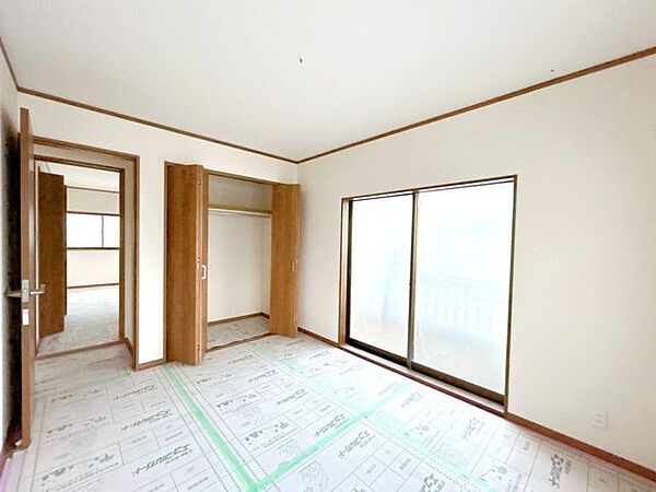 【リフォーム中・2階南西側和室】約6帖の和室を洋室に変更する予定です。南向きのベランダに接していて、窓も2面あるため、ランドリールームとして利用するのもいいですね。