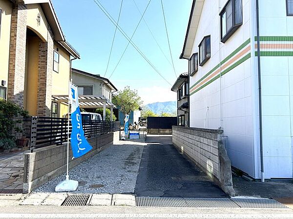 【前面道路】敷地延長部分の写真です。現状は敷地の真ん中に仕切りがあり、高さも違っていますが、仕切りを初ってフラットにし、車の通行がしやすくなる予定です。