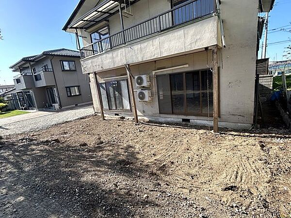 【リフォーム中・庭】南側に庭スペースがあります。家庭菜園やドックランなどにおすすめです。