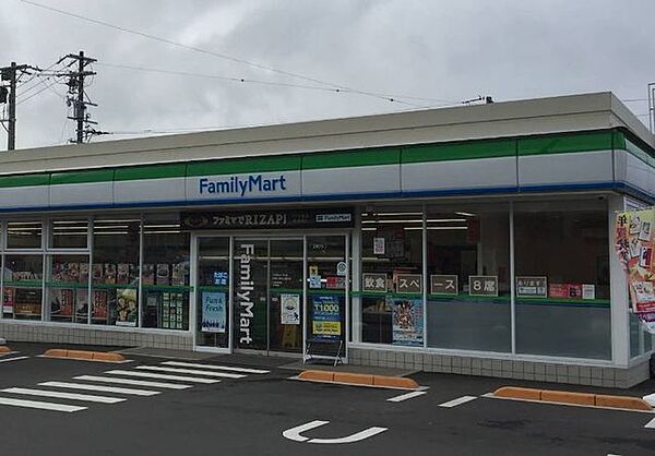 デリシア中野店 【周辺情報・コンビニ】ファミリーマート中野一本木店様まで500ｍ（徒歩7分）。 800m